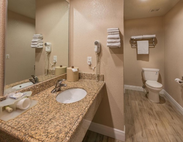 Edge Water Inn image 8